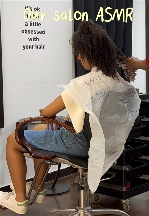 Couverture d’un Reel Instagram vertical montrant une cliente au salon pendant le coiffage de ses boucles, avec un texte ASMR à l’écran.